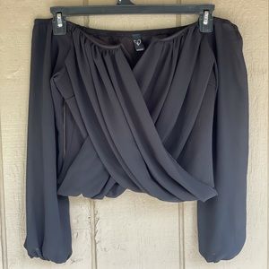 Off the shoulder ‘V’ cut